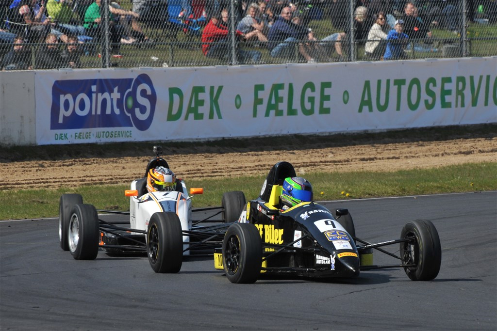Frederik Schandorff (9) og Jan Jønck (7) kæmpede om sejrene, da Formel Ford-sæsonen blev skudt i gang
(Foto: Henning Smed)